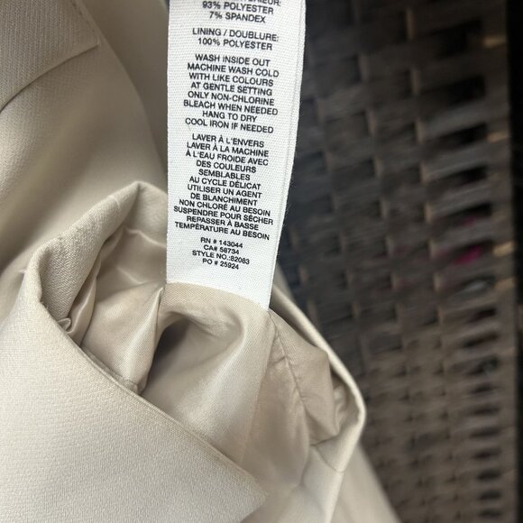 Avec Les Filles Light Beige Single Button Boxy Style Crop Blazer Size Medium - Picture 3 of 6